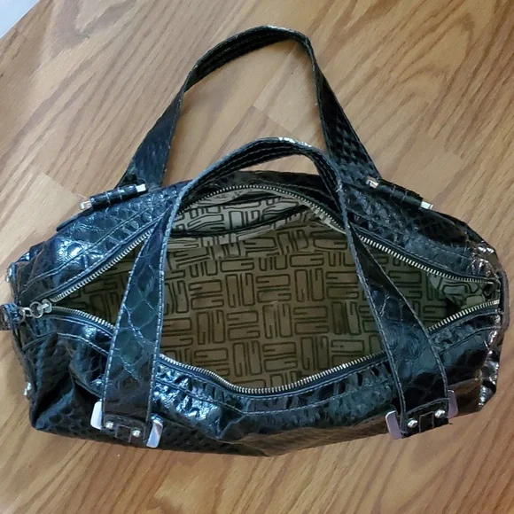 Guess Purse - Picture 10 of 10